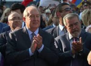 Նախագահը ծաղիկներ է խոնարհել Արամ Մանուկյանի հուշարձանին