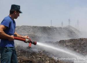 В ереванском квартале Мушаван горят травяные покровы и домики