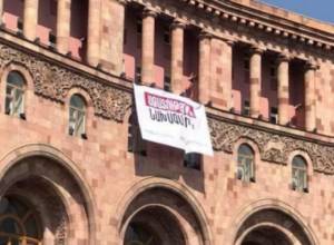 «Արմենիա Մարիոթ» հյուրանոցը կապ չունի պաստառի հետ