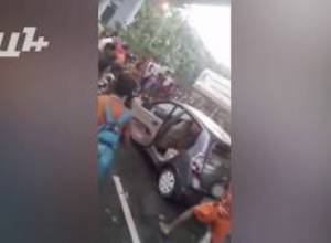 Հնդկաստանում ուխտավորները ջարդել են խցանման մեջ հայտնված ավտոմեքենան