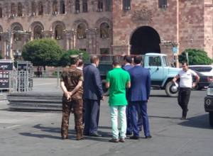 Government follows preprations of stage for rally