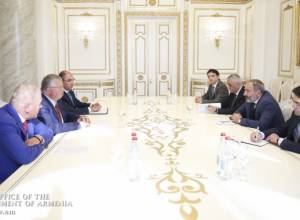 PM Pashinyan receives EDB Management Board Chairman Andrey Belyaninov