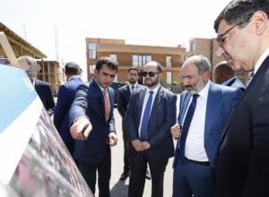 Nikol Pashinyan gets acquainted with Engineering City program