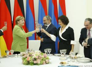 Վարչապետ Նիկոլ Փաշինյանի անունից` ի պատիվ ԳԴՀ կանցլեր Անգելա Մերկելի, տրվել է պաշտոնական ընթրիք