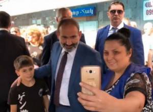 Nikol Pashinyan continues to get acquainted with prices of agricultural products in Yerrord Mas