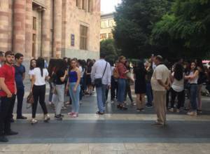 Կառավարության դիմաց, ինչպես միշտ՝ մարդաշատ է