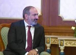 Փաշինյանին Դուշանբեում դիմավորել են սպիտակ վարդերով