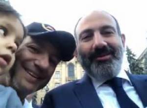 Նիկոլ Փաշինյանի սելֆին ԱԺ այգում