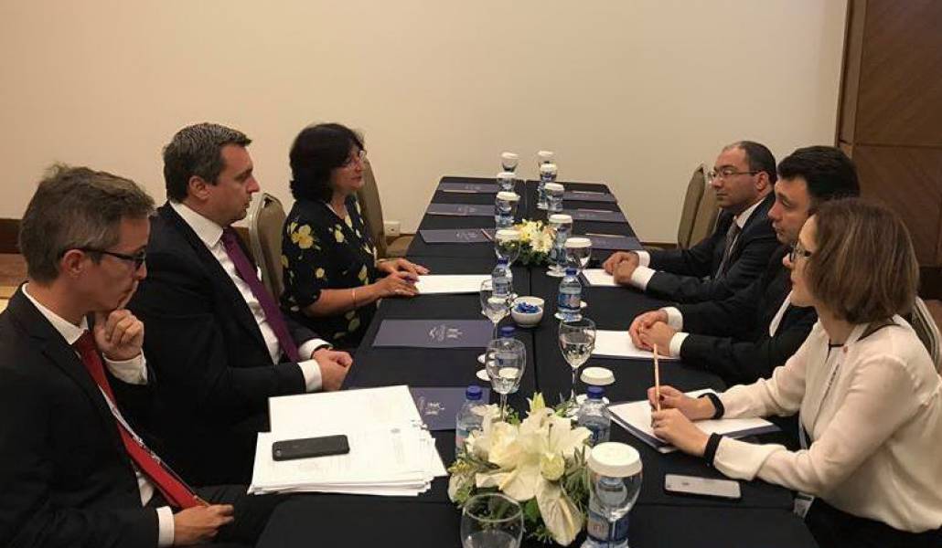 43403149_2681705472532480_n