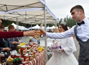 Հարսանեկան զույգը գնումներ է կատարել «Բերքի տոն»-ին