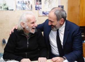 Никол Пашинян посетил заслуженного деятеля искусств РА Ерванда Манаряна