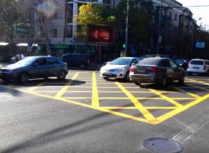 Задействован перекресток с горизонтальными линиями желтого цвета в виде клеток