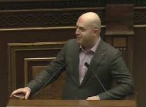 «Ռոմանտիկ տրամադրություն է այսօր, կարծես վերջին զանգի». Արմեն Աշոտյան