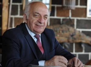 Գլխավոր բժիշկն անձամբ վիրակապեց Վեհափառի ոտքը