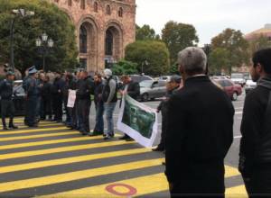 Members of &quot;Right Wheel&quot; initiative block street