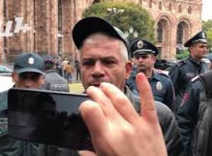 «Ղեկը աջ» նախաձեռնության անդամները փողոց փակեցին