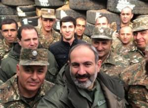 Селфи Никола Пашиняна на боевых позициях