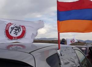 Ինչպես են Ժիրայր Սեֆիլյանն ու «Սասնա Ծռեր»-ի մյուս անդամներն Արցախի ճանապարհին քոչարի պարում