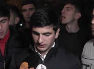 Ապրիլյան պատերազմի մասնակիցները՝ կառավարության շենքի դիմաց