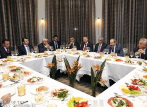 Никол Пашинян поужинал с руководителями банков