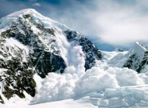 Поисковые работы гражданина, оставшегося под лавиной, возобновились