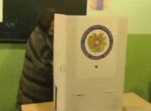 Husband helps his wife not lose her vote