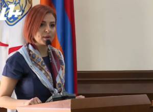 Вы должны просыпаться и засыпать с фотографиями мусора: Ани Самсонян – Айку Марутяну