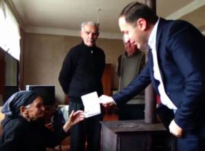 100-летняя бабушка Маруся получила новый паспорт