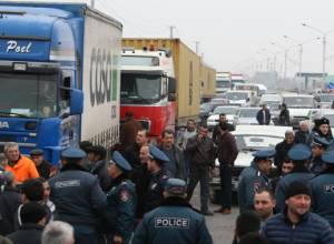 Էջմիածինցիները կրկին փակել են Երևան-Արմավիր ավտոճանապարհը