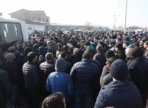 Քաշքշոց ոստիկանների ու Մանվել Գրիգորյանի կալանքը պահանջող ակտիվիստների միջև
