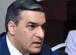 Արման Թաթոյանն առանձնացրեց պատգամավորներից երկուսին