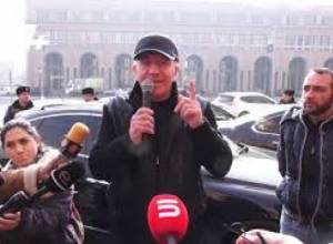 300 000 դոլարով ավտոբուս գնելու փոխարեն՝ 50 000 դոլարով  արտադրել. բողոքի ակցիա քաղաքապետարանի դիմաց