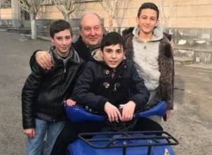 «Կիրակին մեր բակի երեխաների հետ». Արմեն Սարգսյան