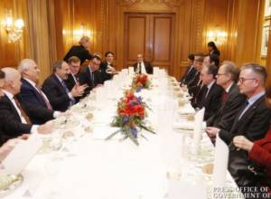 Armenian PM meets Bundestag lawmakers