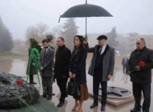 Անվտանգության աշխատակից չունեմ, «զոնտիկ պահող» ևս. գրել է Արարատ Միրզոյանի կինը
