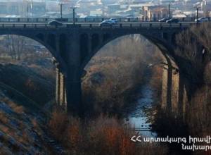 На Давташенском мосту гражданин угрожал повредить вены