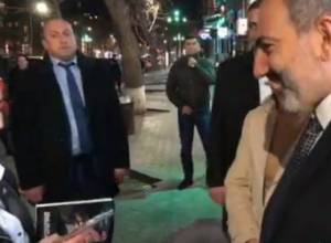 Никол Пашинян подарил гражданам книги