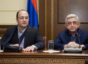 Серж Саргсян вручил свидетельства выпускникам