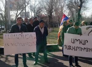 Свобода повстанцам: сторонники “Сасна црер” находятся напротив суда