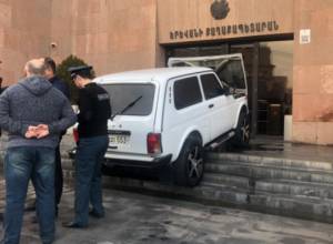 Քաղաքացին փորձել է մեքենան հրկիզել քաղաքապետարանի դիմաց