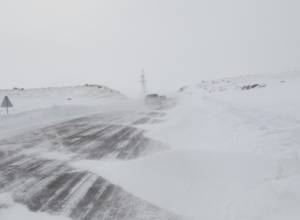 Закрытые автодороги, снег, гололедица: МЧС информирует