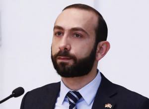 Արարատ Միրզոյանը Բեռլինում մեջբերեց պատին հենված կնոջը