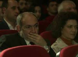 Փաշինյանը և Աննա Հակոբյանը՝ Համազգային պետական թատրոնում