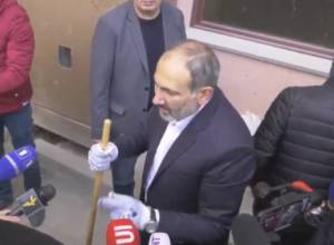 Ուղիղ.Փաշինյանը հրաժարվեց եւ սկսեց մաքրել