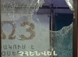 Հարվածել են ընթացքի մեջ գտնվող մետրոյի գնացքներից մեկին՝ կոտրելով ապակին