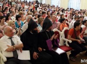 Поздравил участников