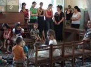 Дети спят на стульях