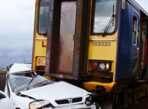 Поезд столкнулся с автомобилем