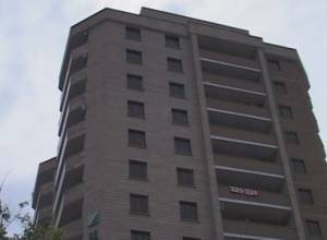 Здание кажется наклонным