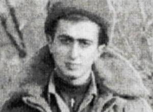 Объявил голодовку